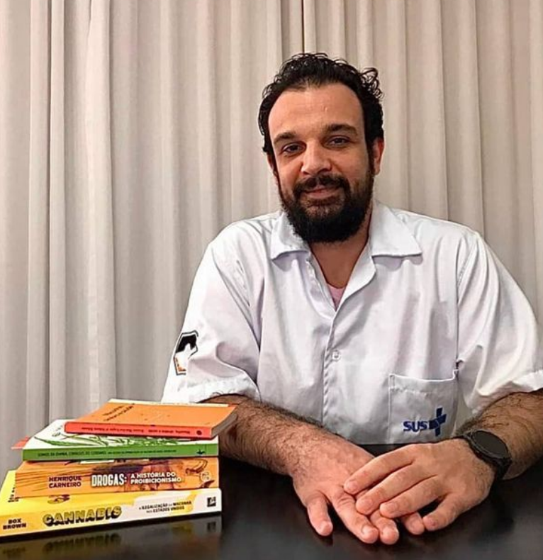 Professor Hygor Cabral idealizou e dá as aulas do curso sobre o sistema endocanabinoide no curso de Medicina da UFSJ