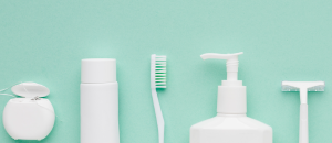 Produtos odontológicos dispostos um ao lado do outro