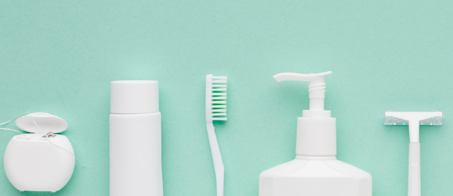 Produtos odontológicos dispostos um ao lado do outro