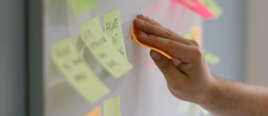 CBD e cérebro: o canabidiol afeta a memória. Foto de mão colocando recado na geladeira