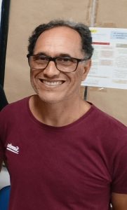 pesquisador Joaquim Maurício olhando sorridente para a câmera