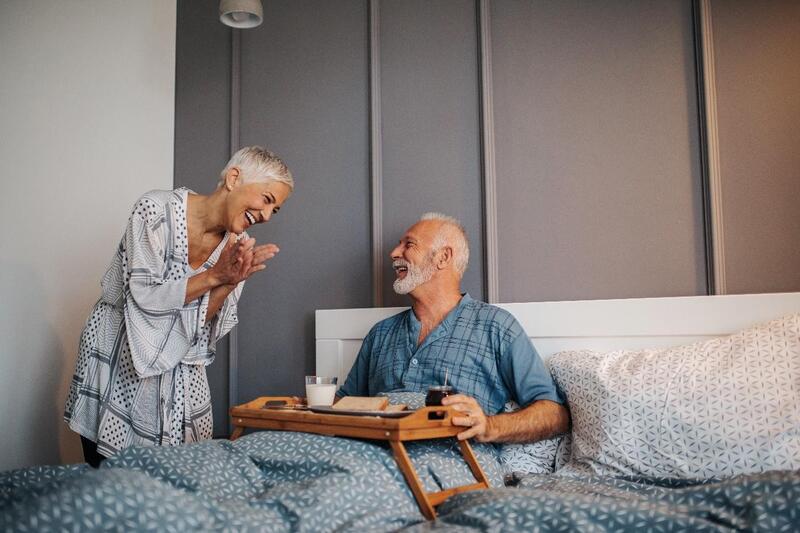 canabidiol aumenta o apetite casal sorrindo