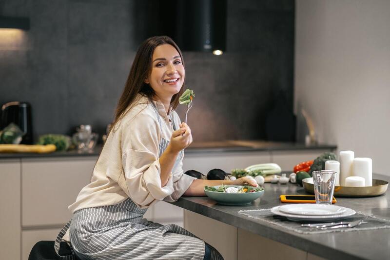 canabidiol aumenta o apetite mulher comendo