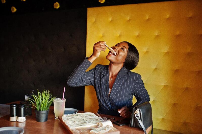 canabidiol aumenta o apetite mulher feliz