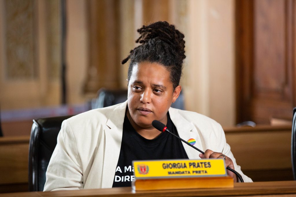 Vereadora Giorgia Prates no plenário da Câmara de Curitiba