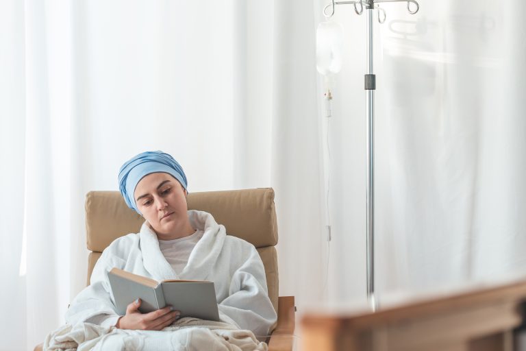 mulher lendo durante sessão de quimioterapia