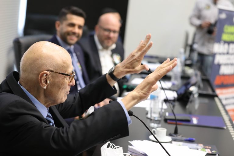 Em sessão na Alesp, Suplicy compartilhou que ficou livre dos tremores nas mãos