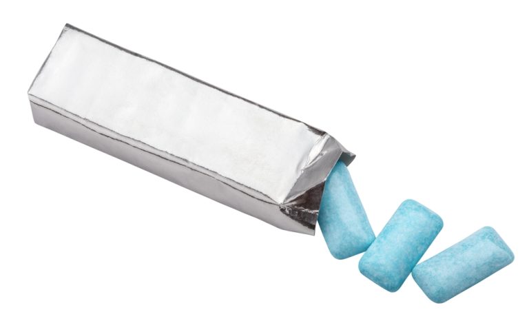 Chicletes azuis caem de embalagem prateada