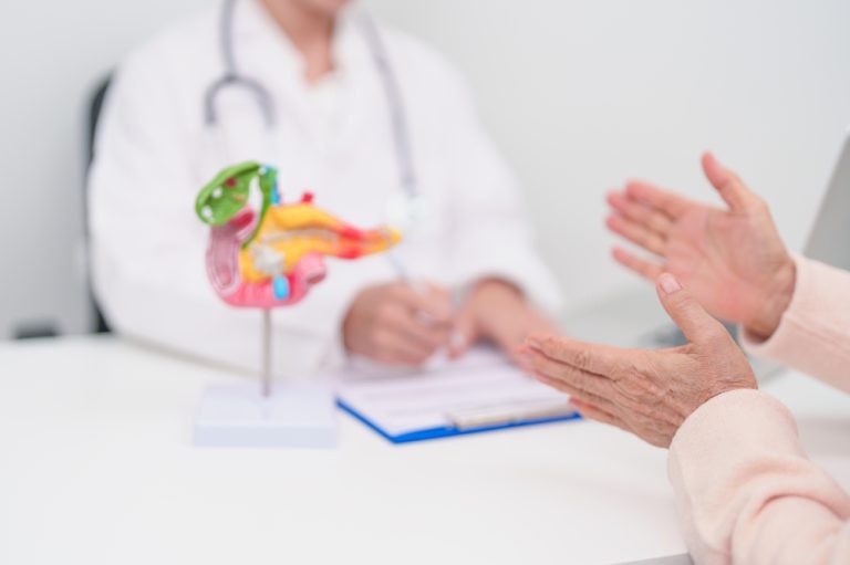 Paciente idosa conversa com médica em consultório