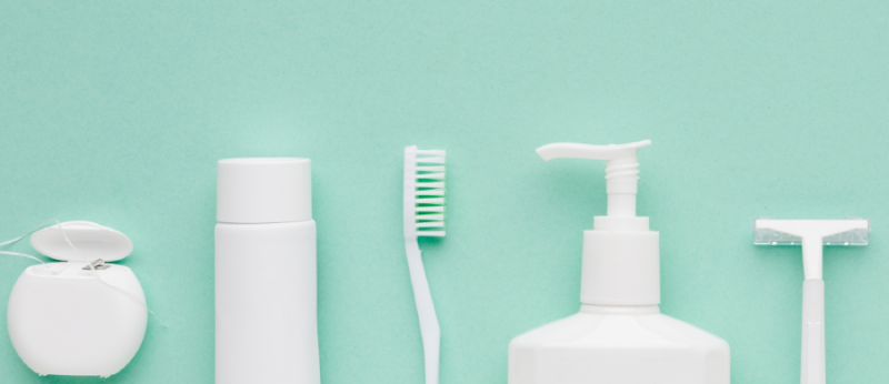 Produtos odontológicos dispostos um ao lado do outro