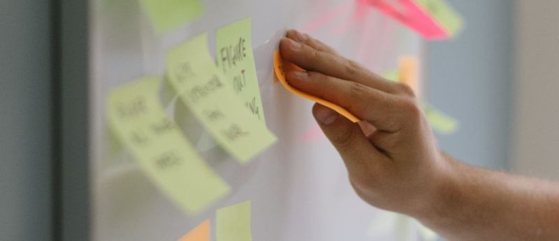 CBD e cérebro: o canabidiol afeta a memória. Foto de mão colocando recado na geladeira