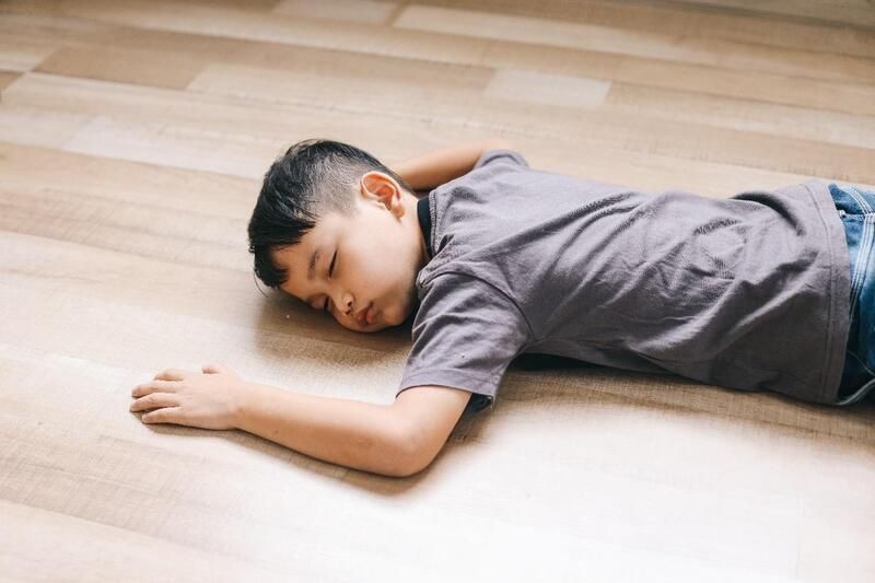 espasmos infantis menino deitado